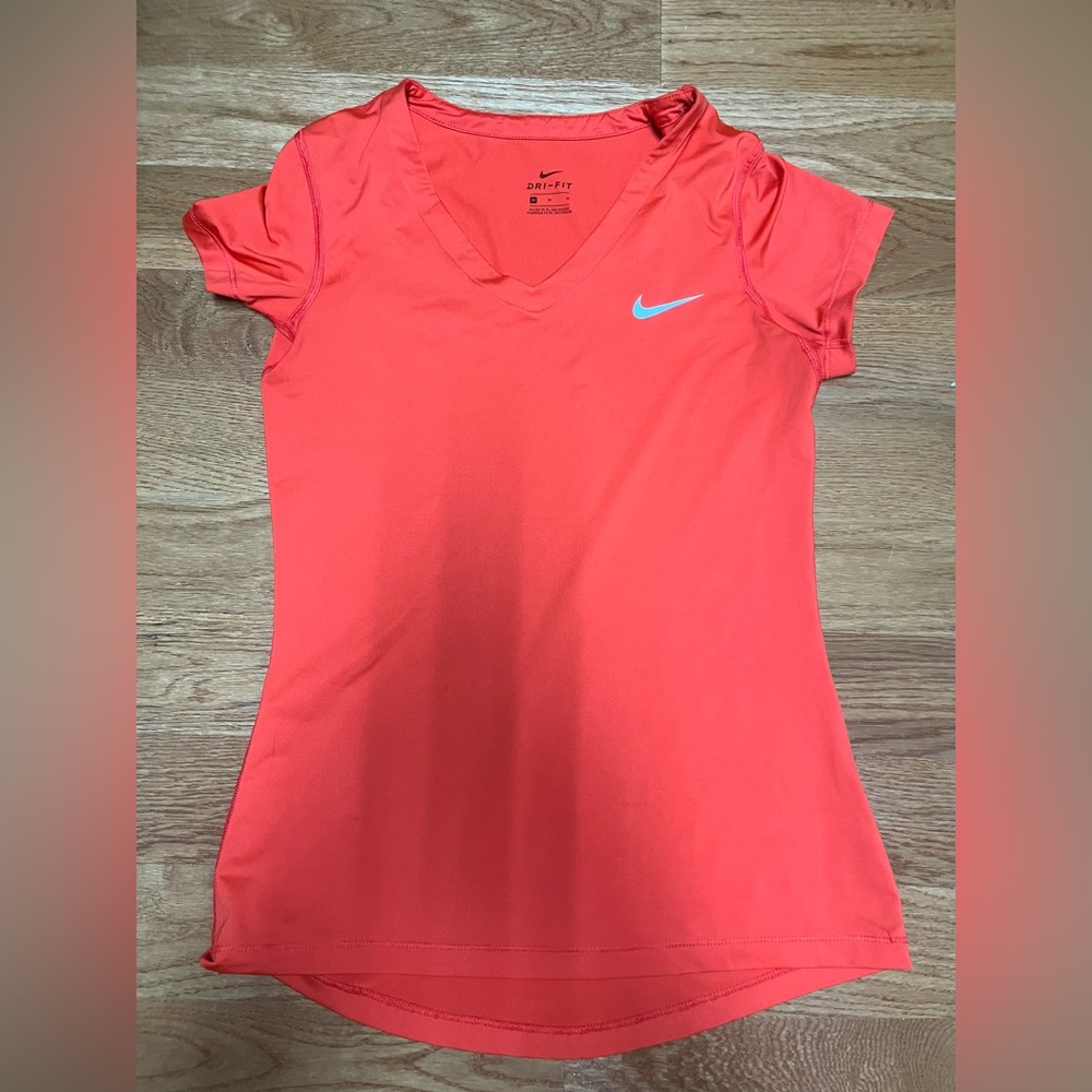 Women’s Nike dry fit shirt. Size medium. EUC